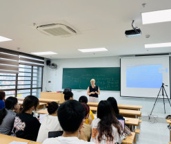 Quy định mới về dạy và học bằng tiếng nước ngoài trong cơ sở giáo dục đại học