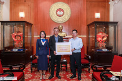 Đoàn công tác Trường Đại học Thương mại trao quà ủng hộ đồng bào bị ảnh hưởng bởi bão lũ